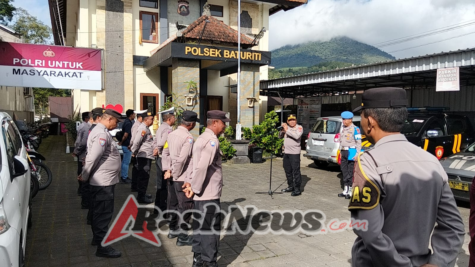 Kapolsek Baturiti Pimpin Apel Jam Pimpinan dan Sampaikan Arahan Terkait Kinerja Personel