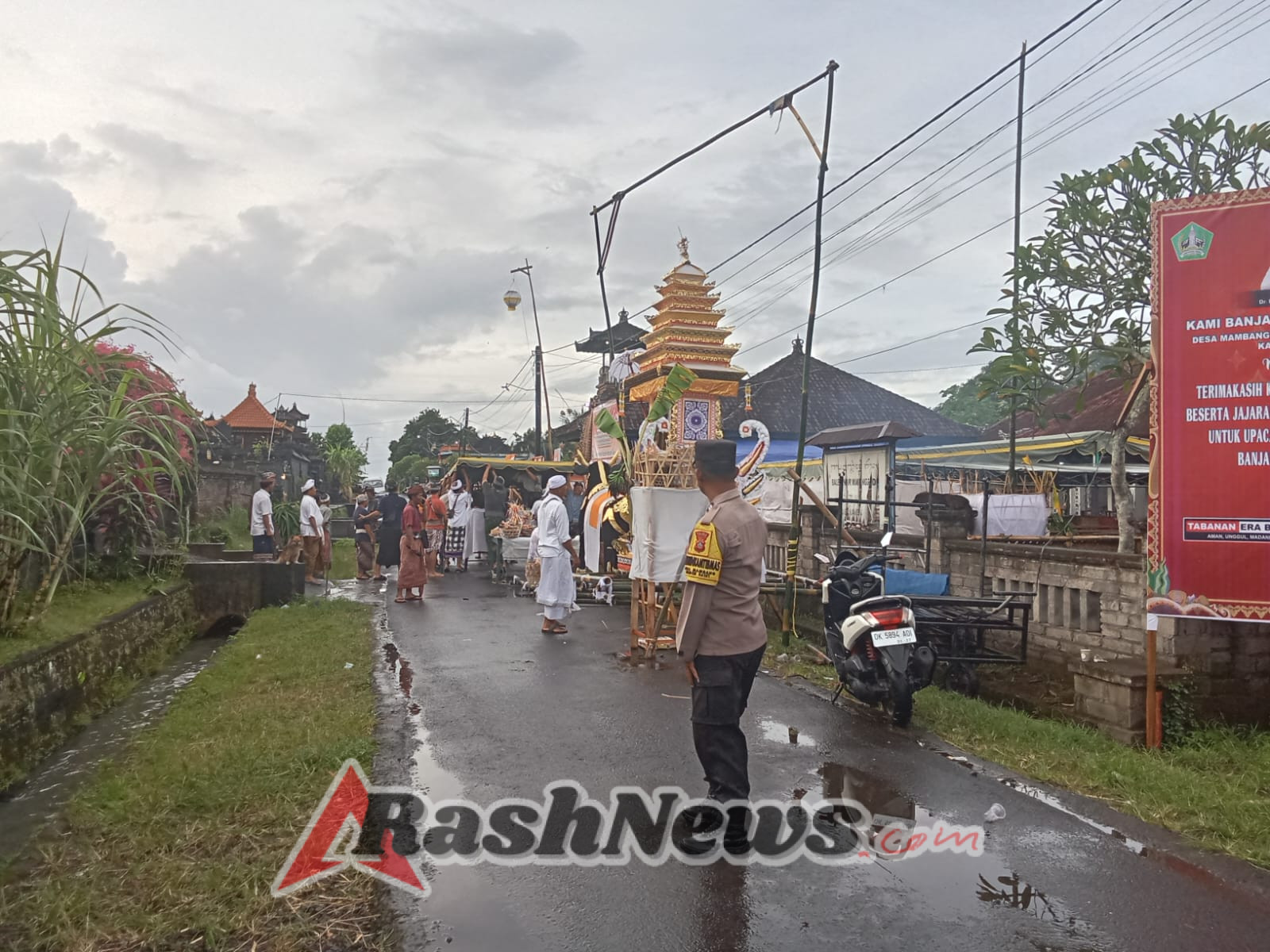 Bhabinkamtibmas Desa Mambang dan Pecalang bersinergi mengamankan upacara Pitra Yadnya ( pengabenan massal)