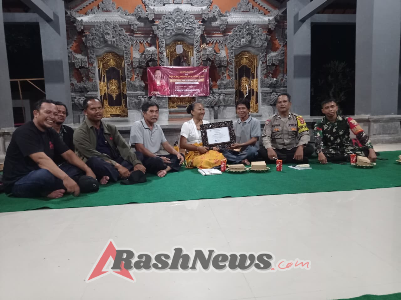 Bhabinkamtibmas Laksanakan Pengamanan Kegiatan Nyineb Rangkaian Piodalan di Pura Puseh Desa Adat Selat