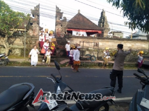 Bhabinkamtibmas Laksanakan Pengamanan Kegiatan Nyineb Rangkaian Piodalan di Pura Puseh Desa Adat Selat