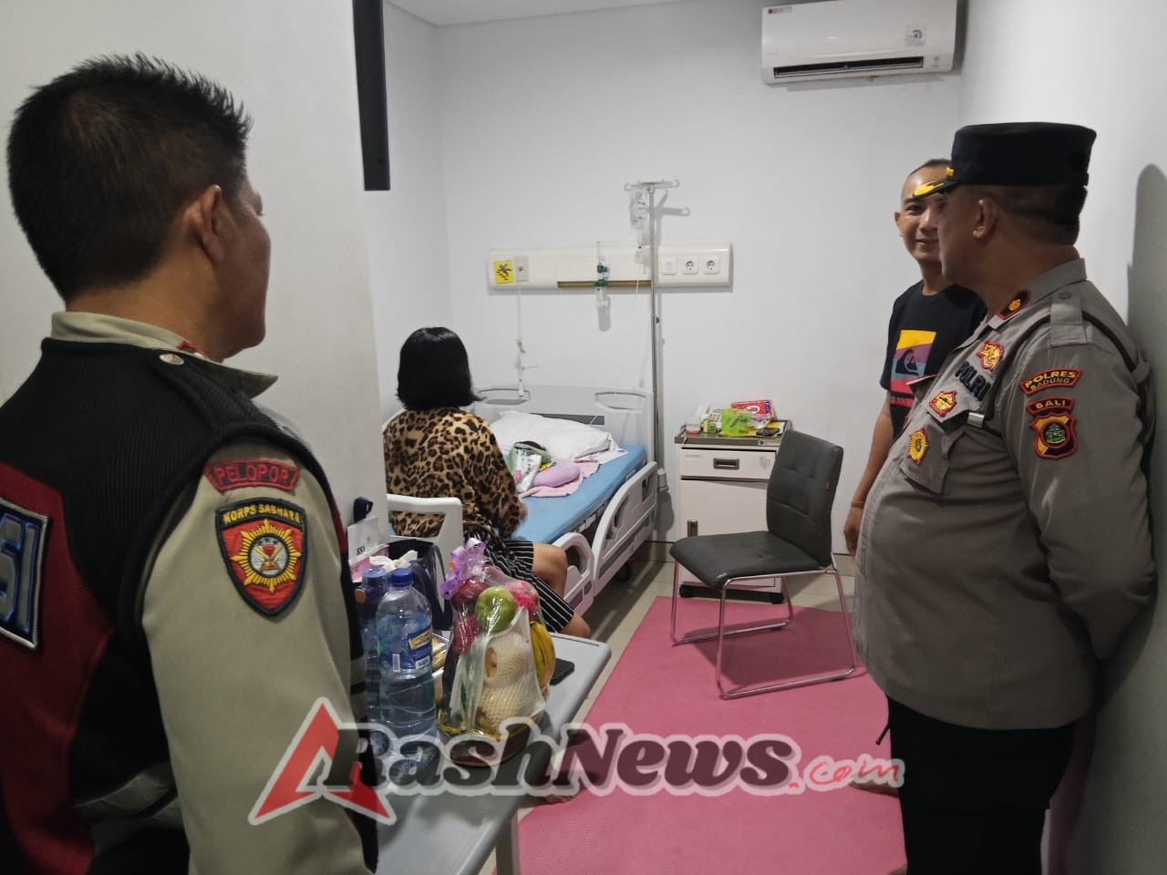 Wujud Kepedulian dan Solidaritas, Kapolsek Mengwi Jenguk Keluarga Personel Yang Sakit