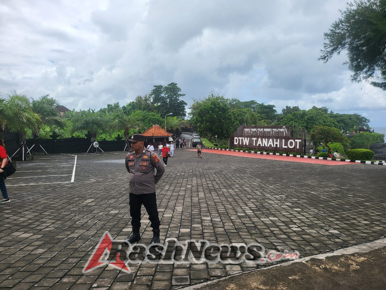 Personil Opsnal dan Polsubsektor Tanah Lot Melaksanakan Penjagaan dan Patroli di Kawasan DTW
