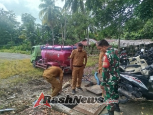 Koramil 1628-01/Taliwang Bantu Kelancaran Penyedotan WC Warga di Menala