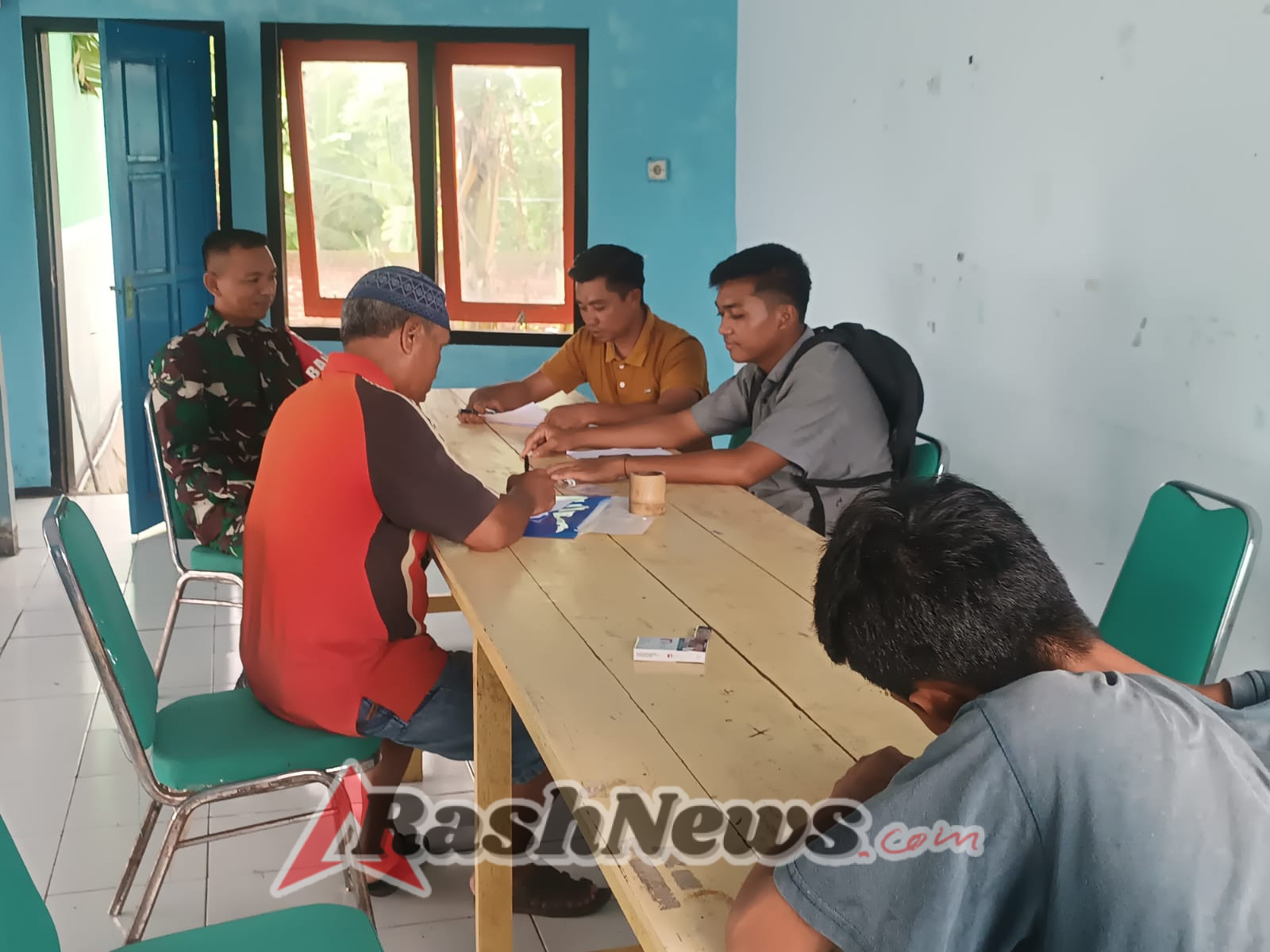 Komsos Babinsa Karombo Fokuskan Pemasangan Water Meter Rumah Warga