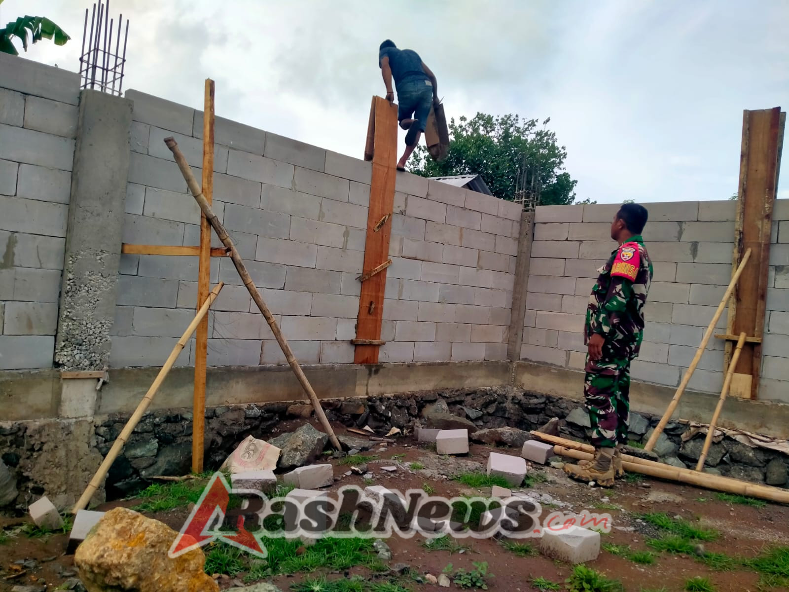 Peran Aktif Babinsa, Pengawasan Pembangunan Koperasi Merah Putih Berjalan Lancar