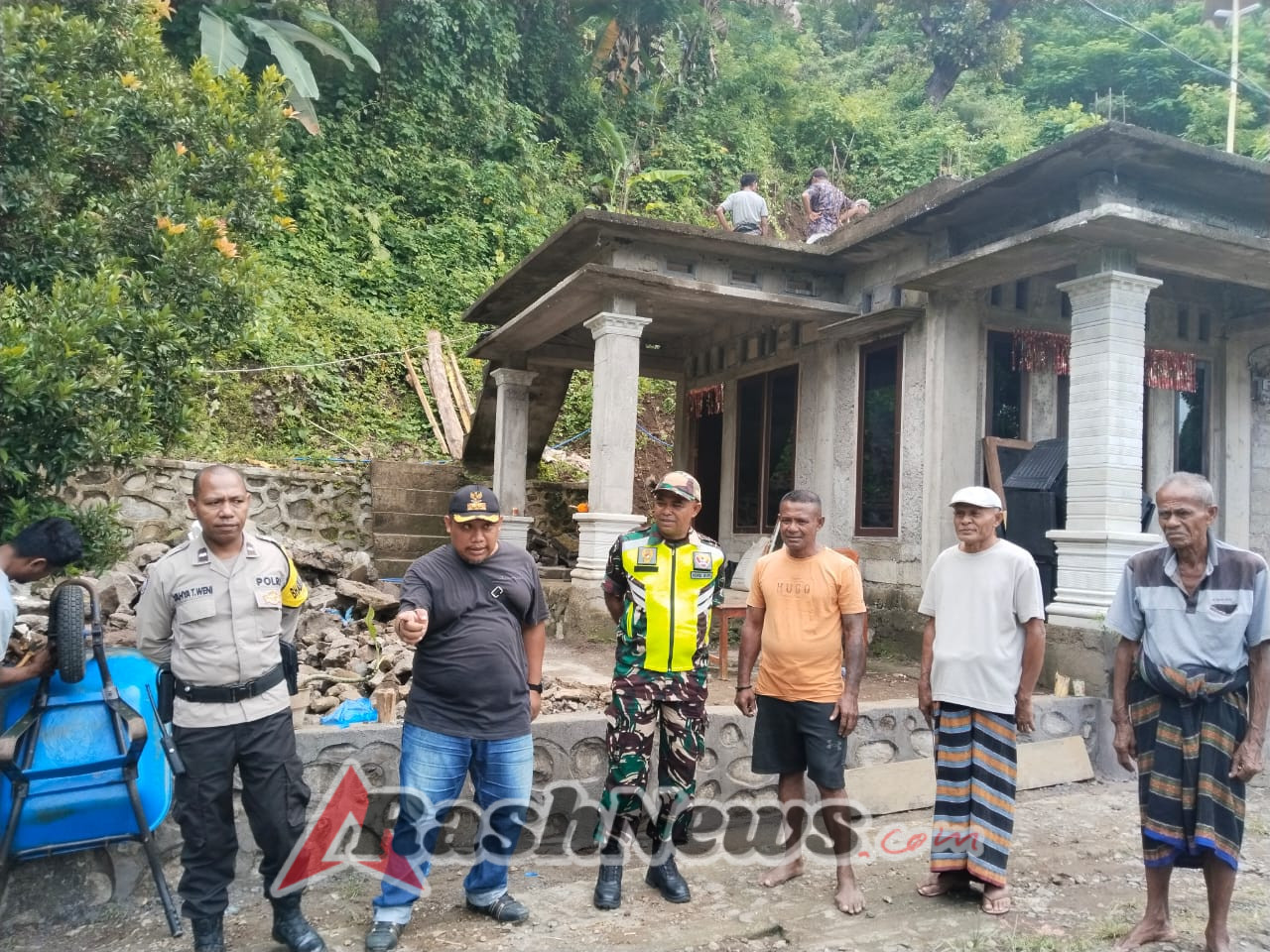 Perkuat Kewaspadaan Bencana, Babinsa Kodim 1602/Ende Laksanakan Pamwil di Lokasi Longsor