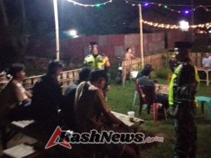 Babinsa Koramil 1608-03/Sape Laksanakan Patroli Siskamling di Desa Naru