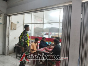 Ronda Malam di Desa Bolo, Babinsa Tekankan Pentingnya Menjaga Keamanan dan Hindari Kriminalitas