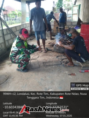 Dukung Pembangunan Desa, Babinsa Turun Langsung Dampingi Tukang di Hundihopo