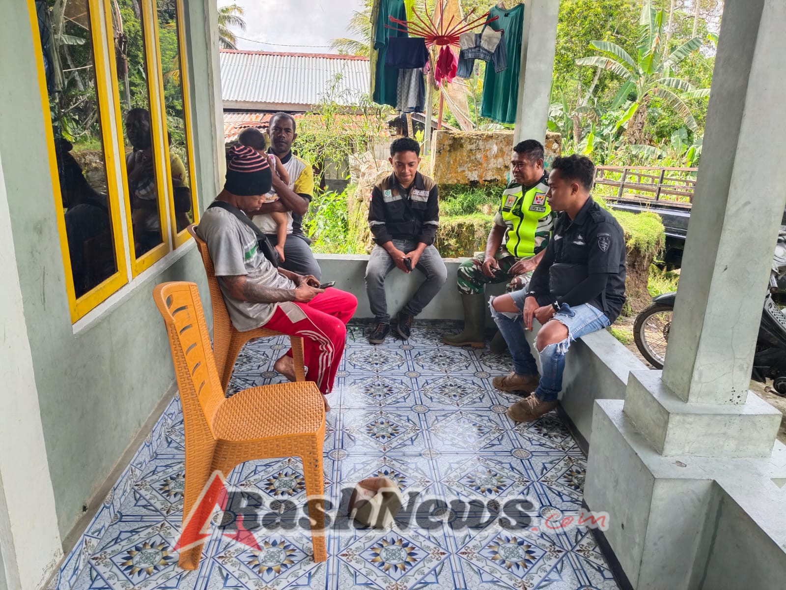 Serka Piter Kase Gelar Komsos Bersama Warga Tomberabu 1 Tingkatkan Kamtibmas