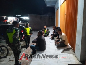 Mata yang Tak Terpejam: Personel Koramil 1630-02/Lembor Jaga Keamanan Wilayah di Tengah Keheningan Malam