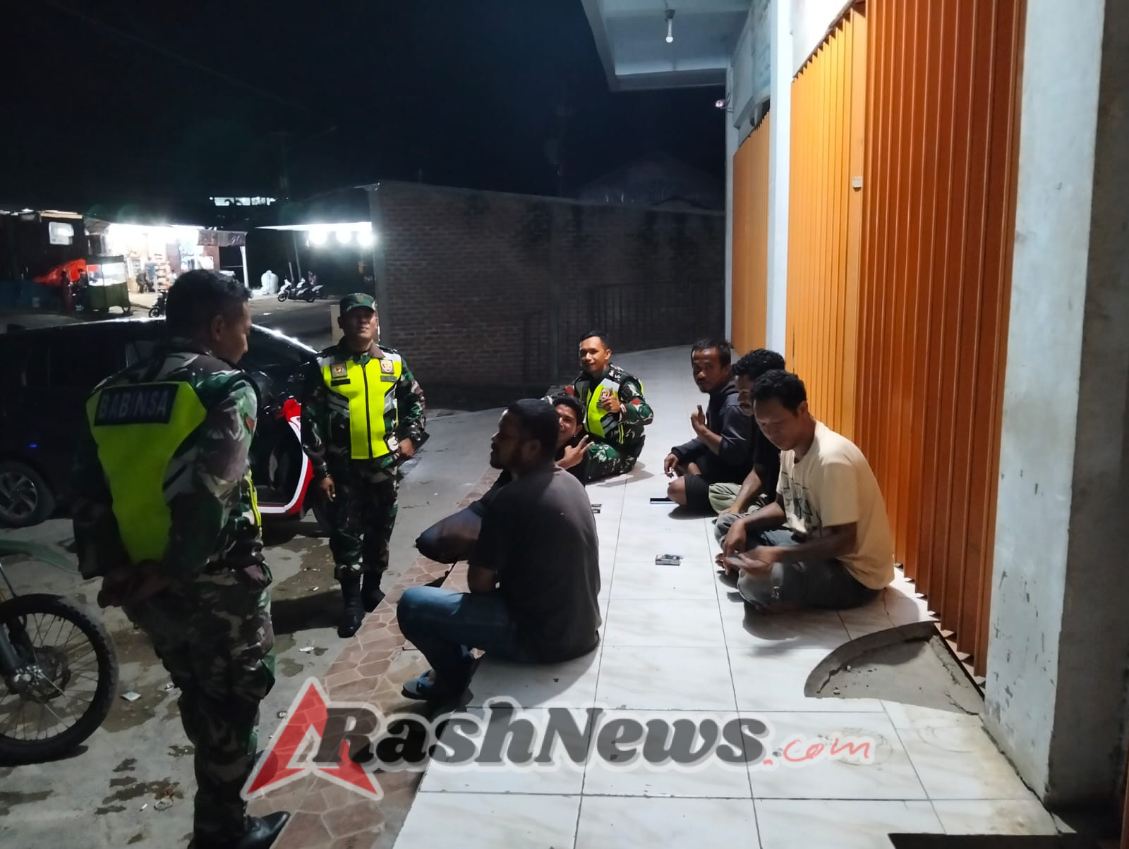 Mata yang Tak Terpejam: Personel Koramil 1630-02/Lembor Jaga Keamanan Wilayah di Tengah Keheningan Malam