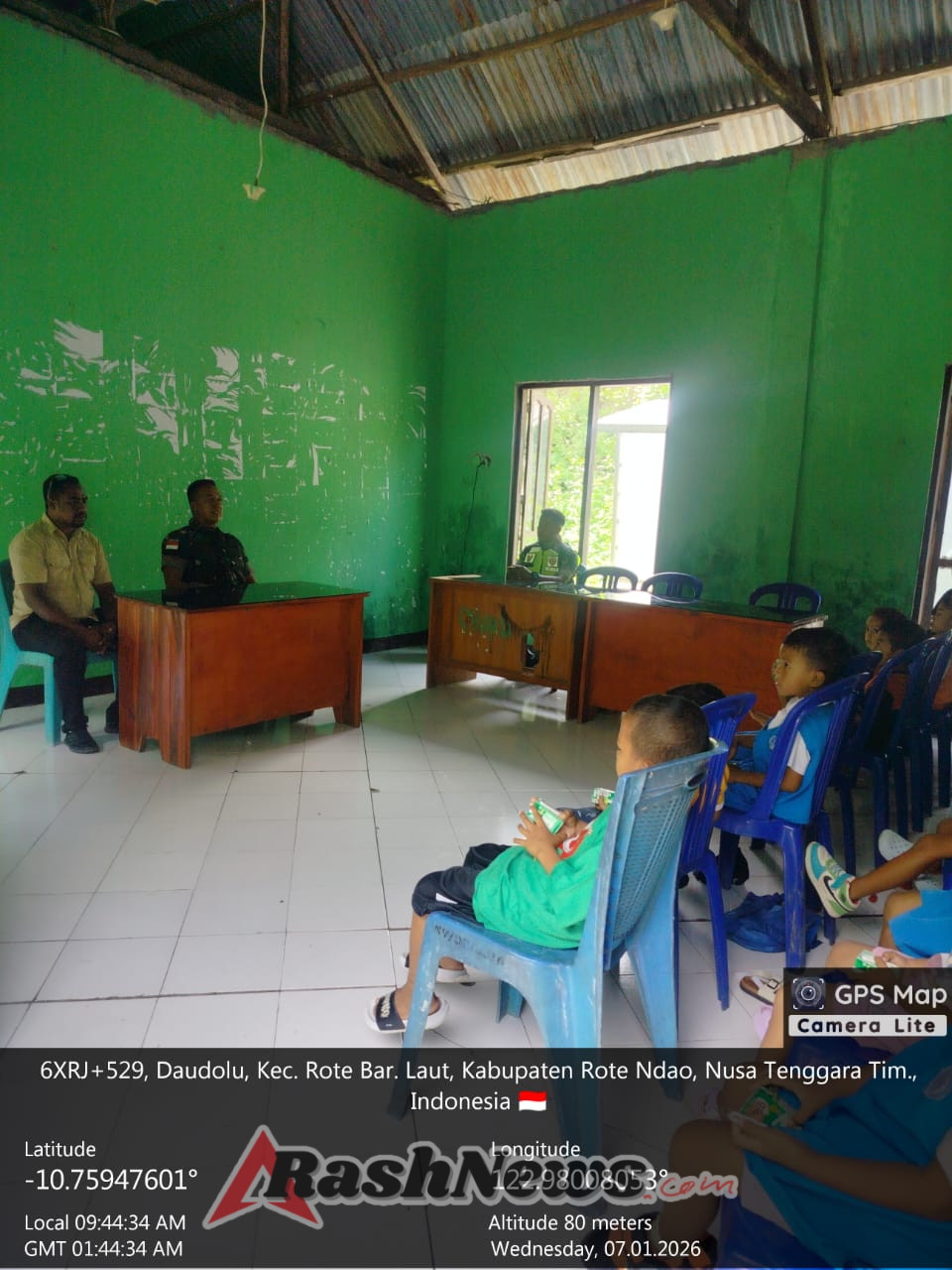 Babinsa Koramil 1627-03/Batutua Sukseskan Kegiatan Kesehatan di Desa Tualima