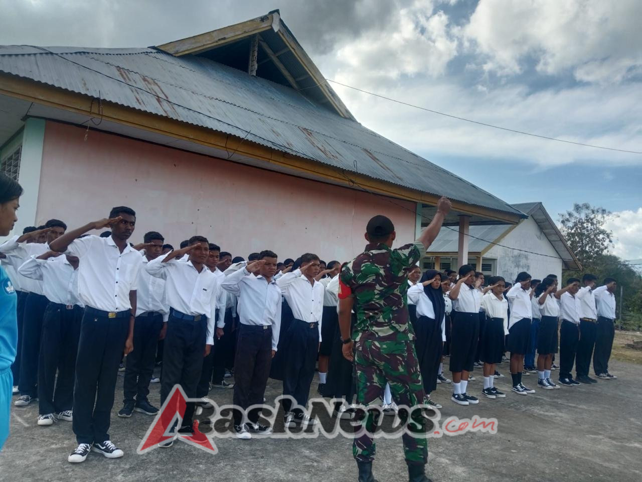 Babinsa Koramil 1624-07/Nagawutung Berikan Pembekalan PBB kepada Siswa SMA N 1 Loang