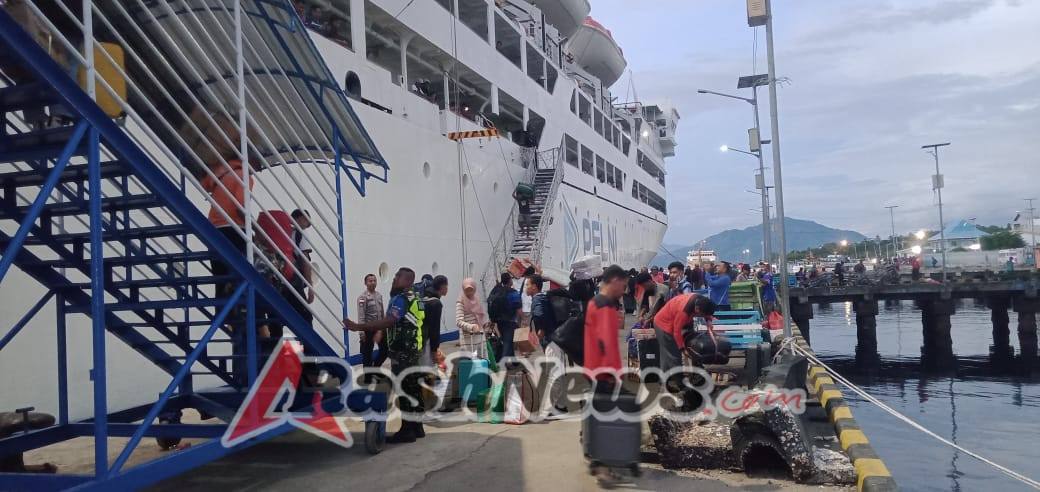 Babinsa Larantuka Jaga Kondusivitas Aktivitas Penumpang di Pelabuhan PELNI
