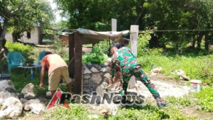 Wujud Kemanunggalan TNI–Rakyat, Babinsa Bantu Pembangunan Tandon Air di Pandawai
