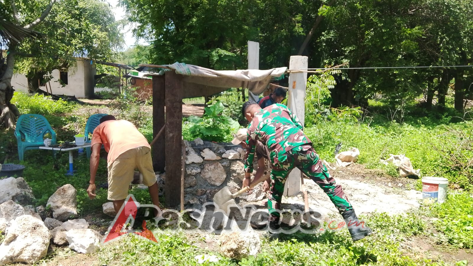 Wujud Kemanunggalan TNI–Rakyat, Babinsa Bantu Pembangunan Tandon Air di Pandawai