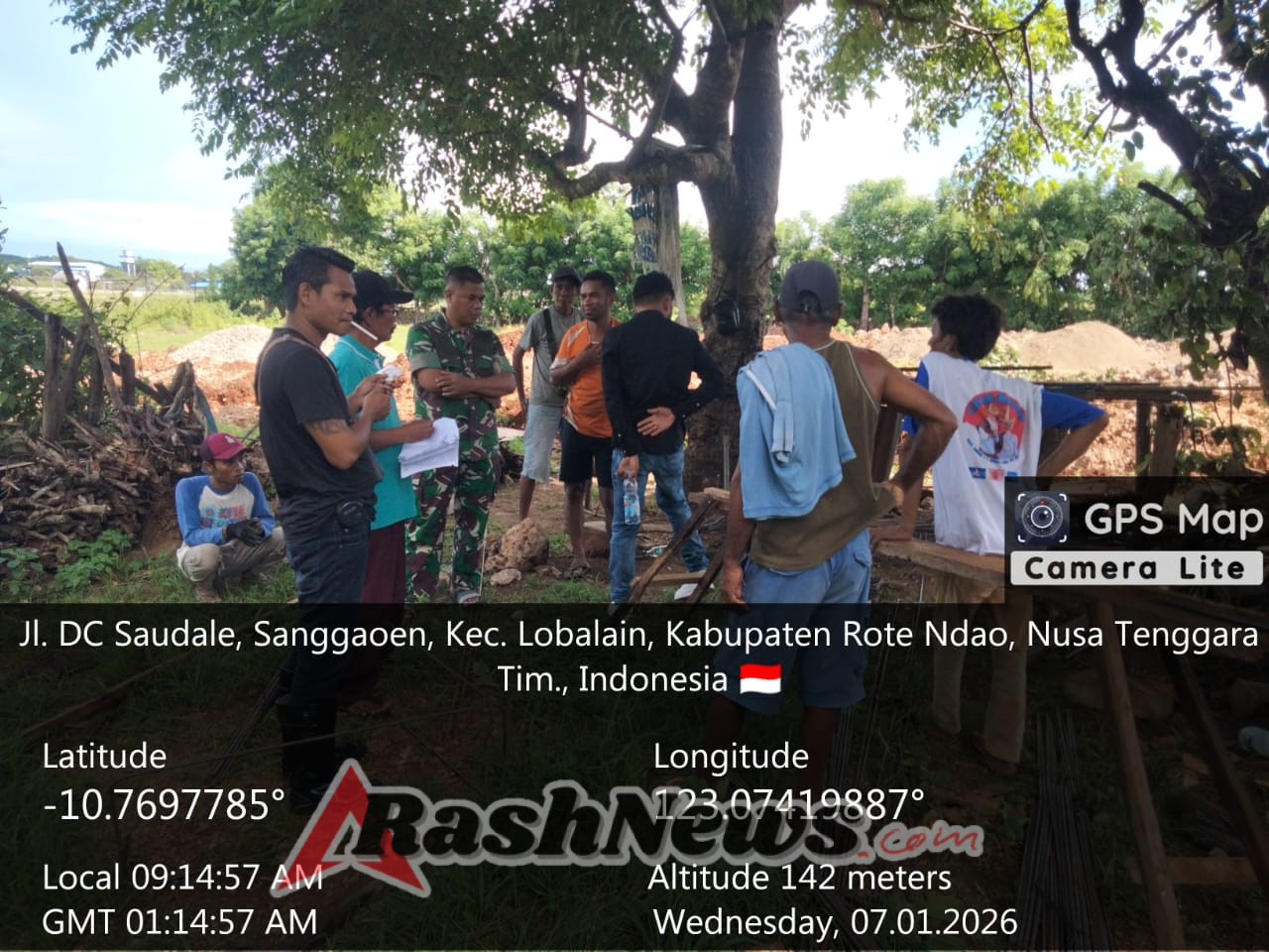 Babinsa Lobalain Kawal Pekerjaan Pembesian Demi Keamanan dan Mutu Bangunan