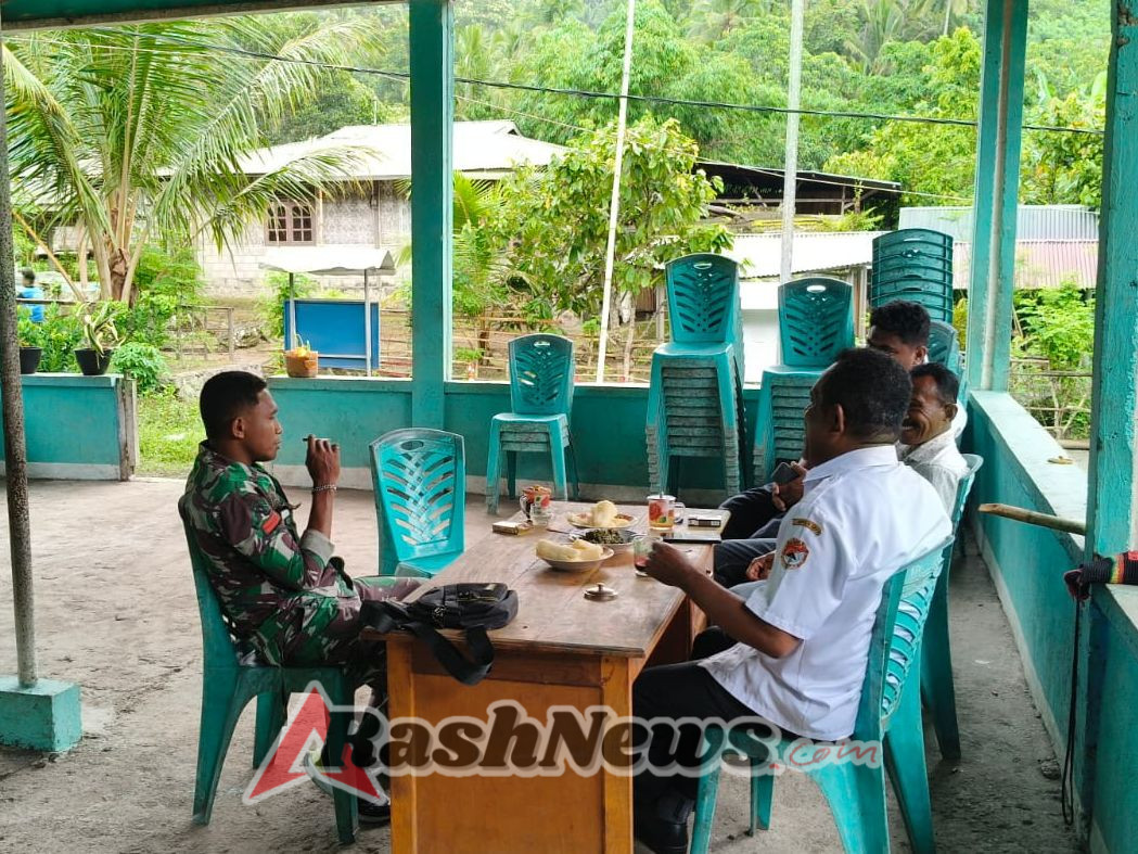 Babinsa Kodim 1603/Sikka Bangun Komunikasi Aktif dengan Aparat Desa Burabekor