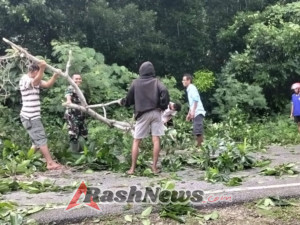 Gotong Royong Babinsa dan Warga Pulihkan Akses Jalan di Wanukaka