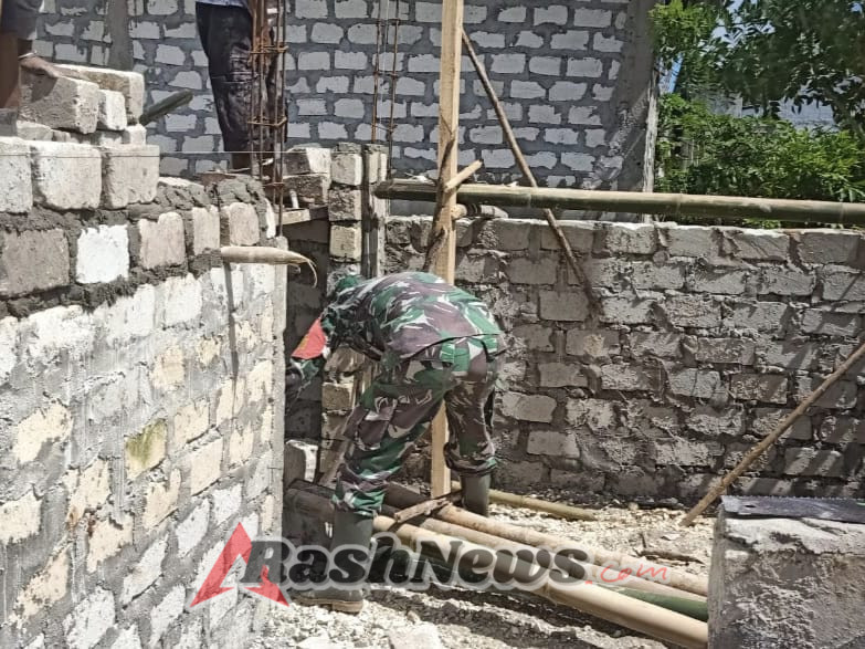 Gotong Royong Bersama Warga, Babinsa Hadir di Tengah Masyarakat Desa Tanamodu