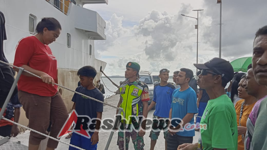 Praka Fandri Lofa Kawal Bongkar Muat KM Sabuk Nusantara 43 di Batutua