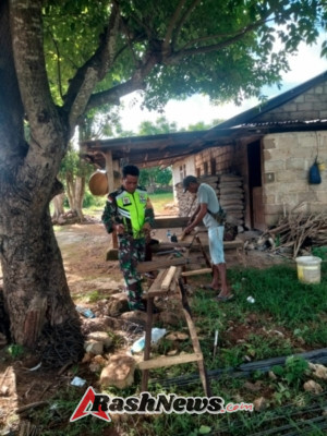 Babinsa Desa Lekunik Kawal Distribusi Pasir Dukung Kelancaran Pembangunan