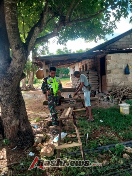 Babinsa Desa Lekunik Kawal Distribusi Pasir Dukung Kelancaran Pembangunan