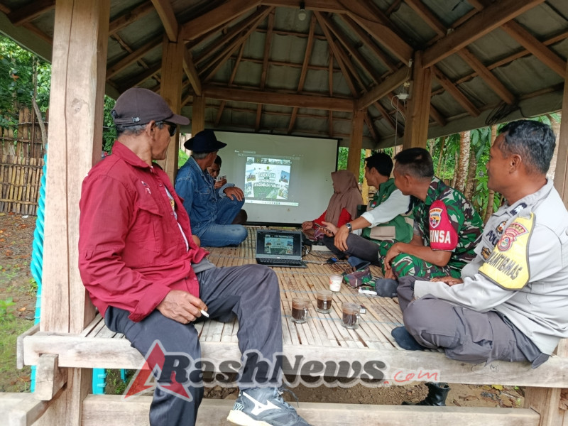 Babinsa Koramil Taliwang Dampingi Petani Desa Seloto pada Vicon Panen Raya