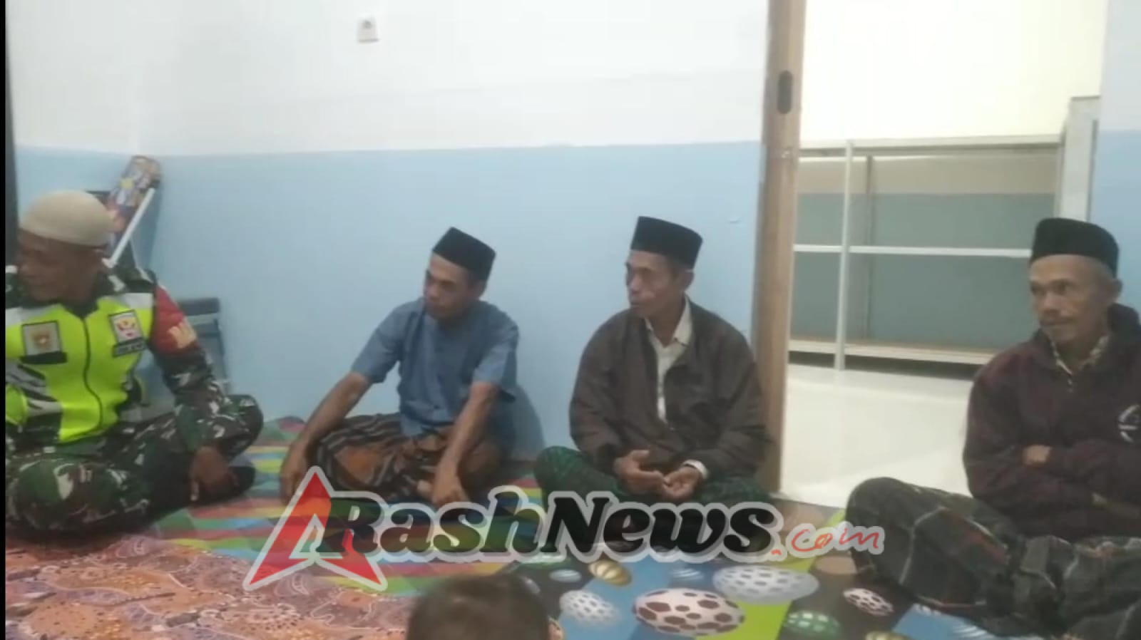 ‎Pererat Hubungan dengan Warga, Babinsa Kalijaga Selatan Laksanakan Patroli Kongkow-Kongkow ‎