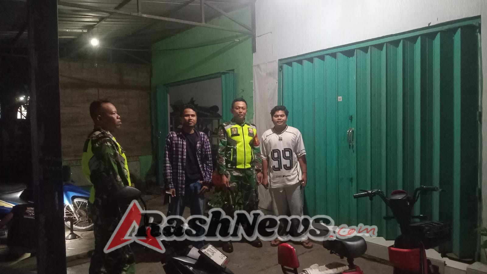 Cegah Tindak Kriminalitas Di Malam Hari, Babinsa Lakukan Patroli Malam Bersama Aparat Desa