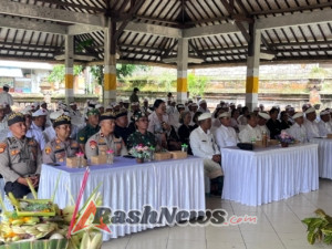 Kapolsek Jajaran Polres Klungkung Hadiri Pengukuhan Prajuru MDA Kecamatan se-Kabupaten Klungkung.