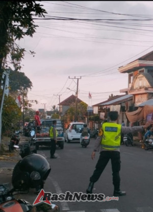 Cegah terjadinya kemacetan dan laka lantas, Personil Polsek Penebel melaksanakan Strong Point pagi