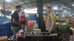 Bhabinkamtibmas Polsek Mengwi Sambangi Pedagang Pasar, Sampaikan Imbauan Kamtibmas