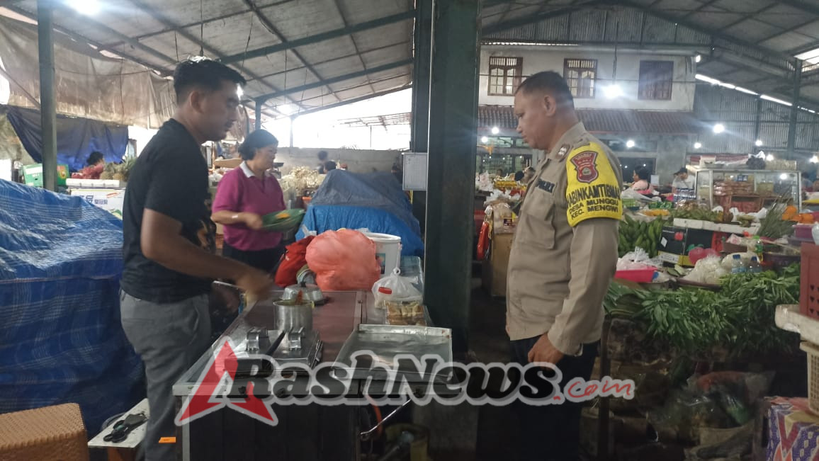 Bhabinkamtibmas Polsek Mengwi Sambangi Pedagang Pasar, Sampaikan Imbauan Kamtibmas