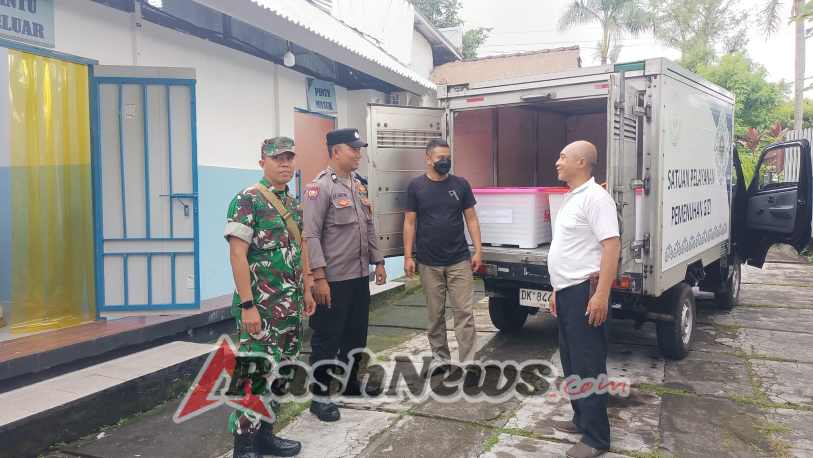 Bhabinkamtibmas dan Babinsa Monitoring Pendistribusian Program Makan Bergizi Gratis di Kelurahan Samplangan