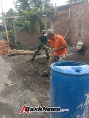 Pererat Kemanunggalan TNI dan Rakyat, Babinsa Bantu Perehapan Rumah Warga