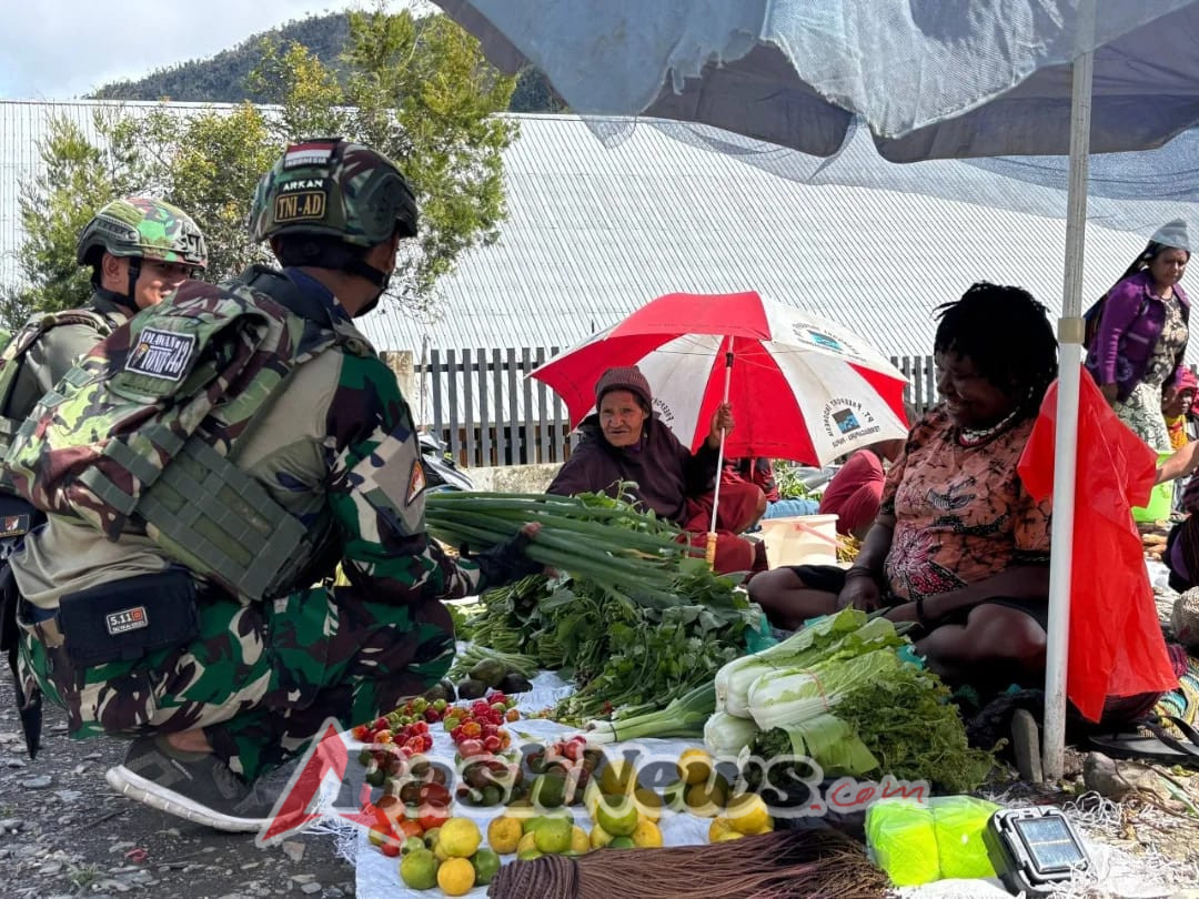 Satgas Yonif 743/PSY Hadirkan Kebersamaan Lewat Belanja Kasih Di Pasar Mulia