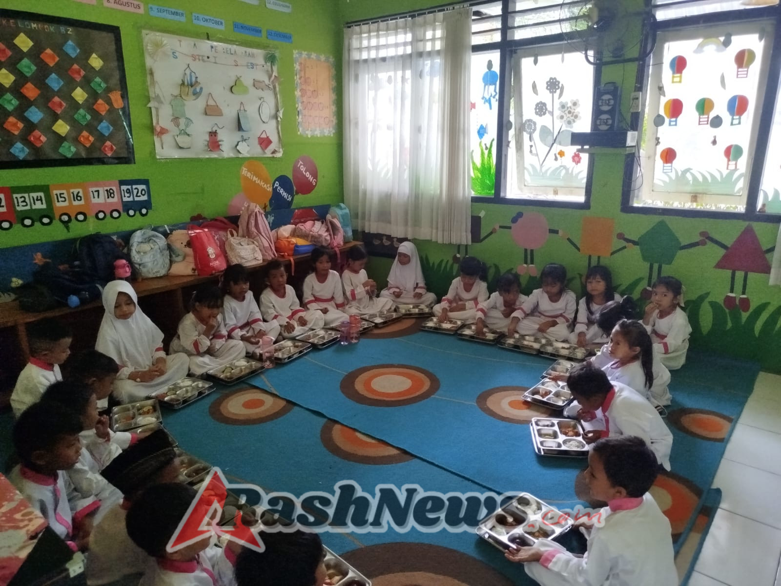 TNI AD Hadir Dukung Kesehatan Anak Melalui Pendampingan MBG di Taliwang