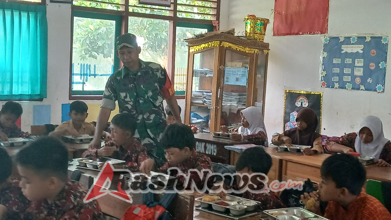 Babinsa Kelurahan Kuang Kawal Penyaluran Makan Bergizi Gratis di Sekolah Dasar