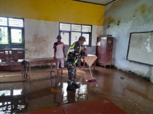 Hujan Deras Sebabkan Sekolah Terendam Lumpur, Serma Baharuddin Sigap Bersihkan