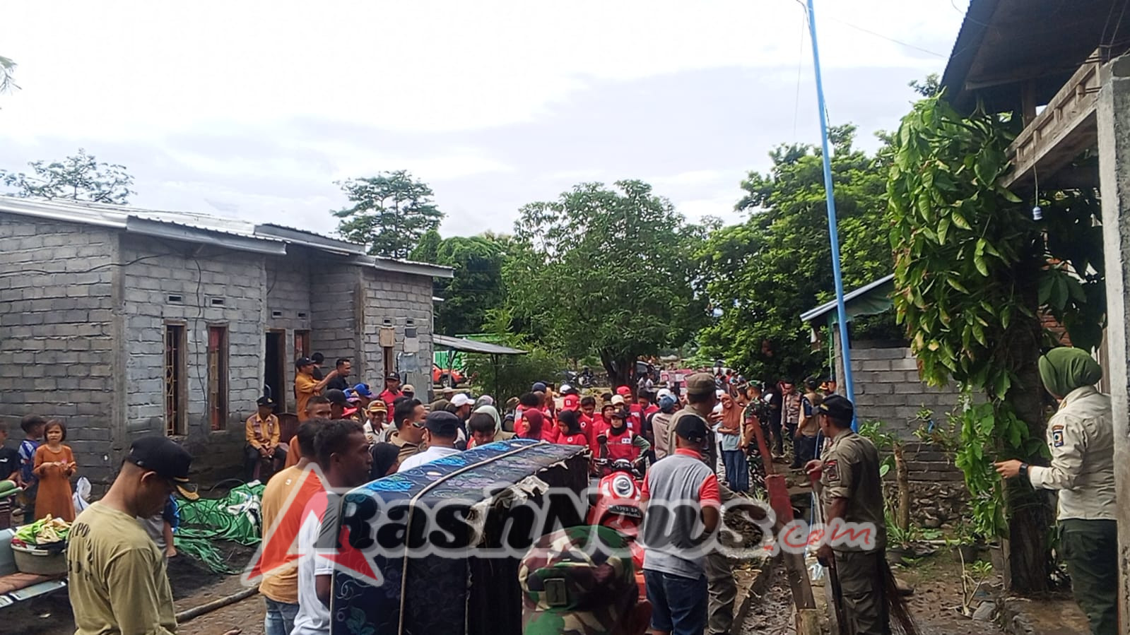 Sinergi TNI dan Warga, Koramil 1614-03/Hu’u Bersihkan Lumpur Sisa Banjir