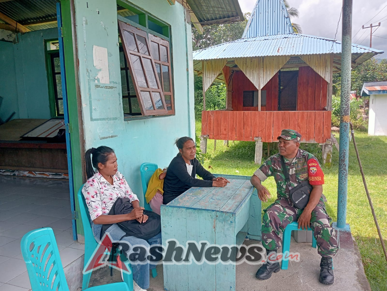 Komsos TNI di Desa Tanali: Sinergi Babinsa dan Masyarakat untuk Desa Lebih Aman