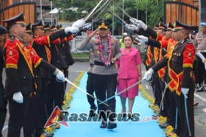 Tradisi Pedang Pora Sambut Kedatangan AKBP I Made Santika sebagai Kapolres Karangasem Baru