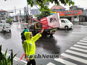 Diguyur Hujan, Polantas Polsek Denbar Tetap Berikan Pelayanan Terbaik Kepada Pengguna Jalan