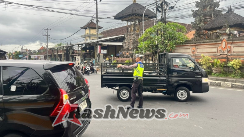 Pengaturan Lalin Sore Rutin, Polsek Abiansemal Beri Pelayanan Prima Kepada Pengguna Jalan