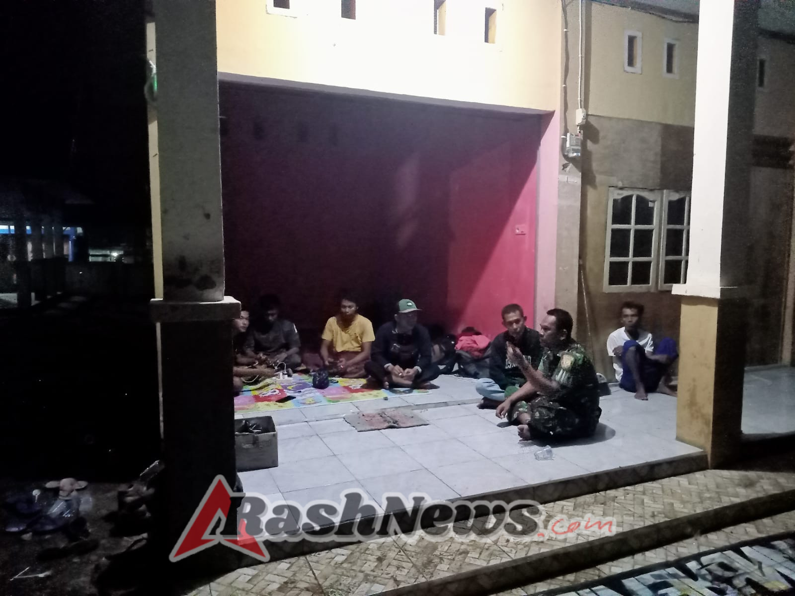 TNI Hadir di Tengah Masyarakat, Koramil Poto Tano Laksanakan Patroli Malam