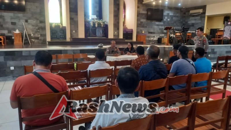 Sat Lantas Polres Badung Gelar Jumat Curhat, Edukasi Pamdal Gereja Soal Keamanan
