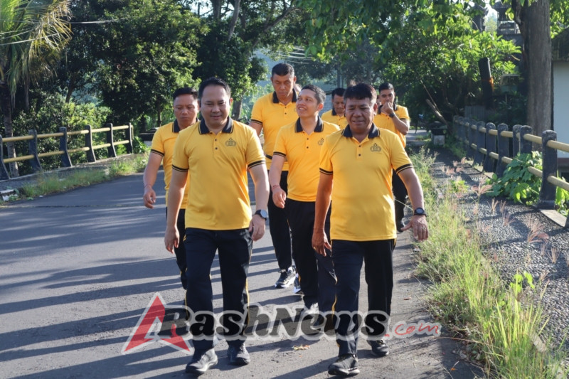 Jaga Kebugaran Personel, Wakapolres Karangasem Pimpin Olahraga Bersama di Awal Tahun