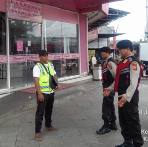 Ciptakan Kamtibmas Yang Kondusif Samapta Polsek Mengwi Laksanakan Patroli Dialogis di Tempat Keramaian